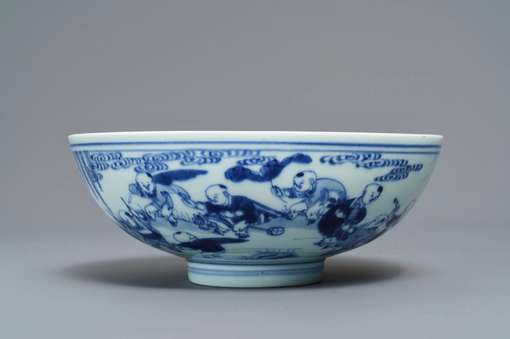 Un bol en porcelaine de Chine bleu et blanc, marque et &eacute;poque de Yongzheng